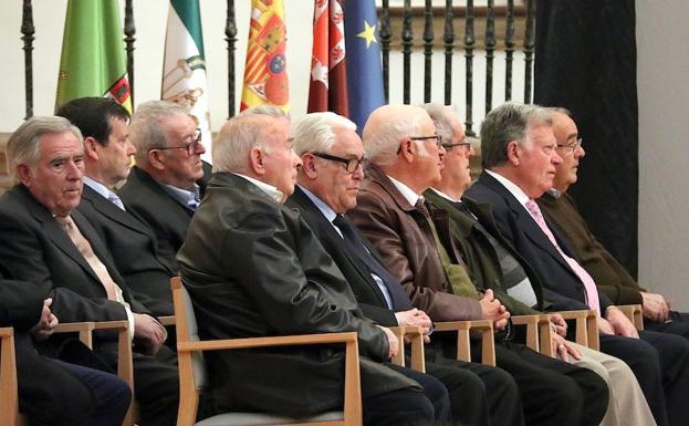 Imagen principal - Varios momentos del acto y vista de la exposición.