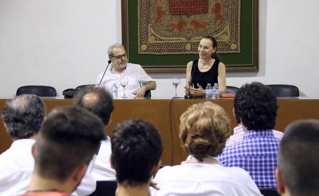 Conferencia del director y la libretista.