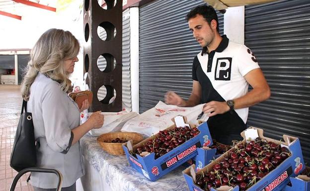 Venta de cerezas de Torres en el Mercado de Abastos.