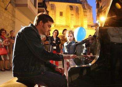 Imagen secundaria 1 - Rosario La Tremendita, un piano en la calle y lberto Navarrete al saxo.