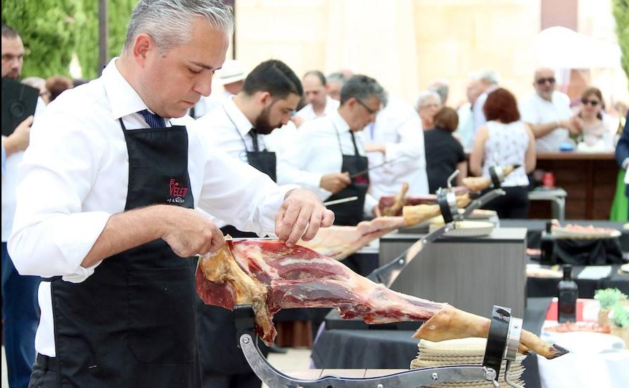 Buen ambiente durante el segundo Concurso Nacional de Cortadores de Jamón