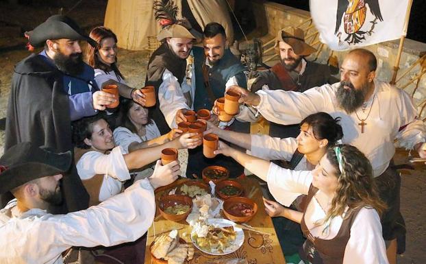 Imagen principal - Compañía de Arcabuceros, uno de los espectáculos nocturnos y demostración de la danza del derviche.