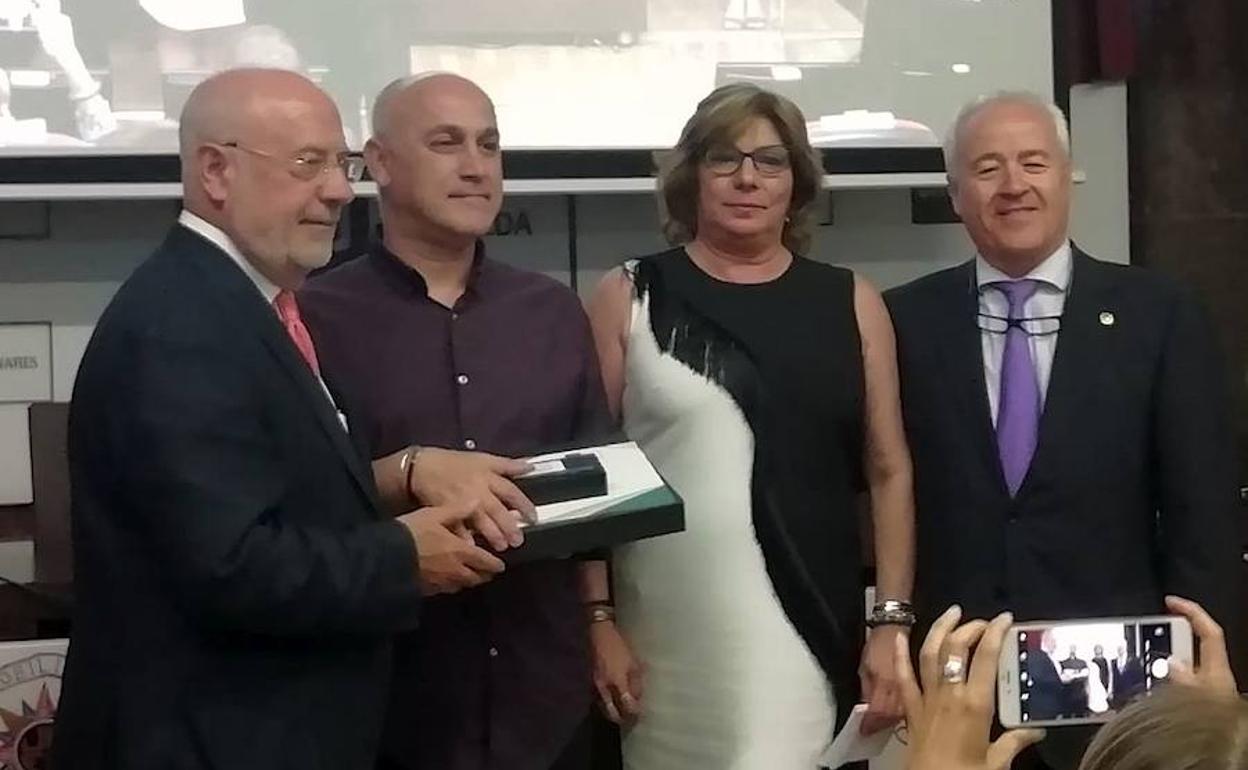 Dos de los reconocimientos entregados.