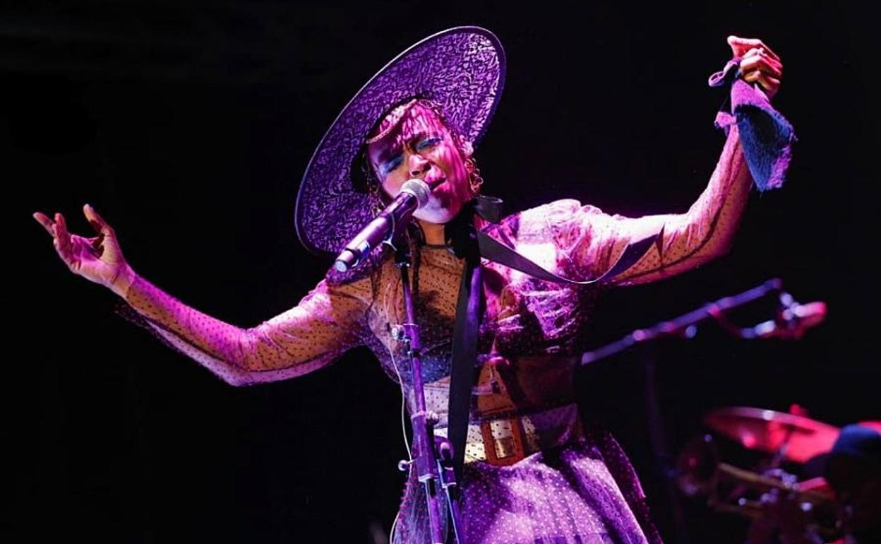 Lauryn Hill viste de Moisés Nieto