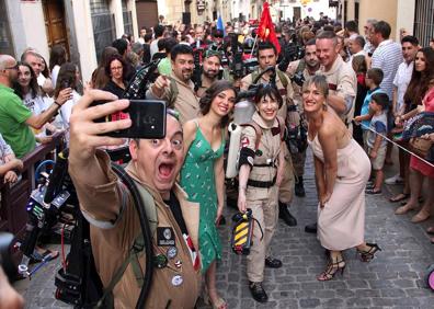 Imagen secundaria 1 - Varias perspectivas del 'Paseo de la fama' y de uno de los conciertos.
