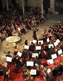 Imagen secundaria 2 - Varias perspectivas del 'Paseo de la fama' y de uno de los conciertos.