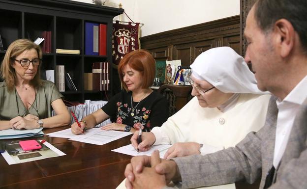 Imagen principal - Firma del contrato de alquiler con opción a compra, las Siervas de María cuando abandonaron el edificio en 2006 y vista de la torre del palacio.