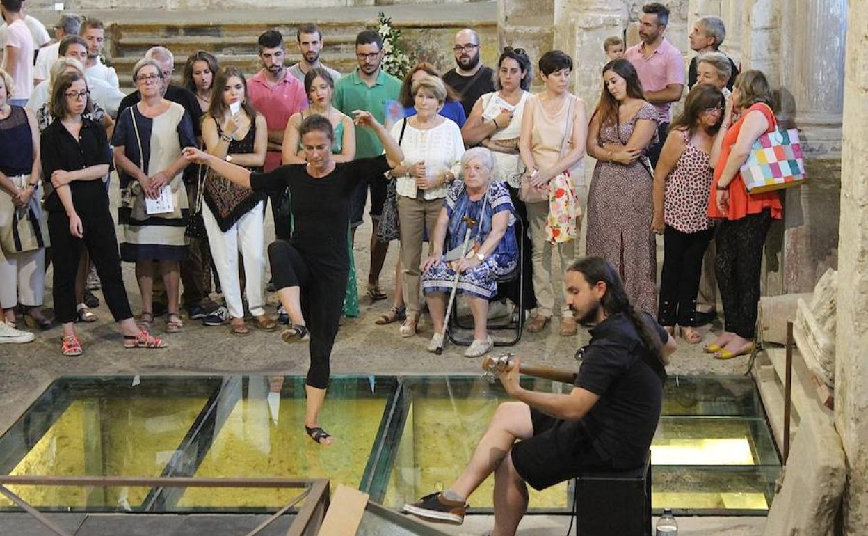 El baile de Sali Martino y el bajo de Pexu Ruiz se fusionaron en 'Cronexiones'