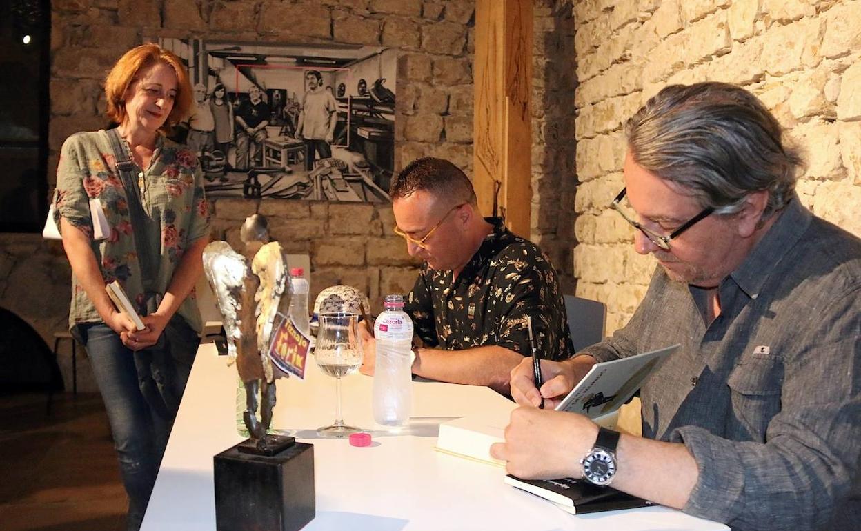 Mano a mano entre dos galardonados con el Premio Nacional de Poesía