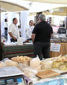 Imagen secundaria 2 - Cocina en directo, cata de aceites y productos Degusta Jaén en la carpa de muestras.