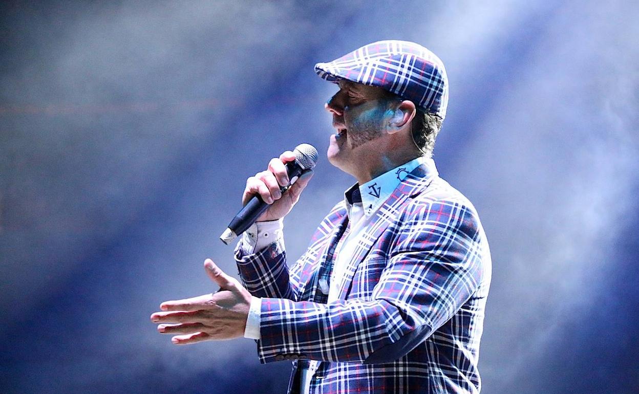 La lluvia obligó a suspender el concierto de Paco Candela minutos después de su inicio