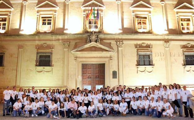 Imagen principal - Foto de familia de los voluntarios, experimento de Quarks y degustación.