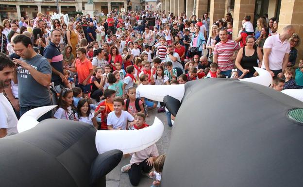 Encierro de toros hinchables.