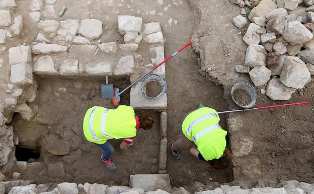 Imagen principal - Trabajos de excavación, visita a la intervención y detalle de una lápida.