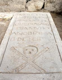 Imagen secundaria 2 - Trabajos de excavación, visita a la intervención y detalle de una lápida.