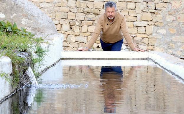 Imagen principal - El autor y la portada del libro.