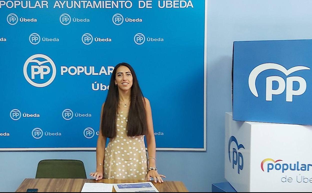 Ana Morales Lirio deja su acta de concejal.