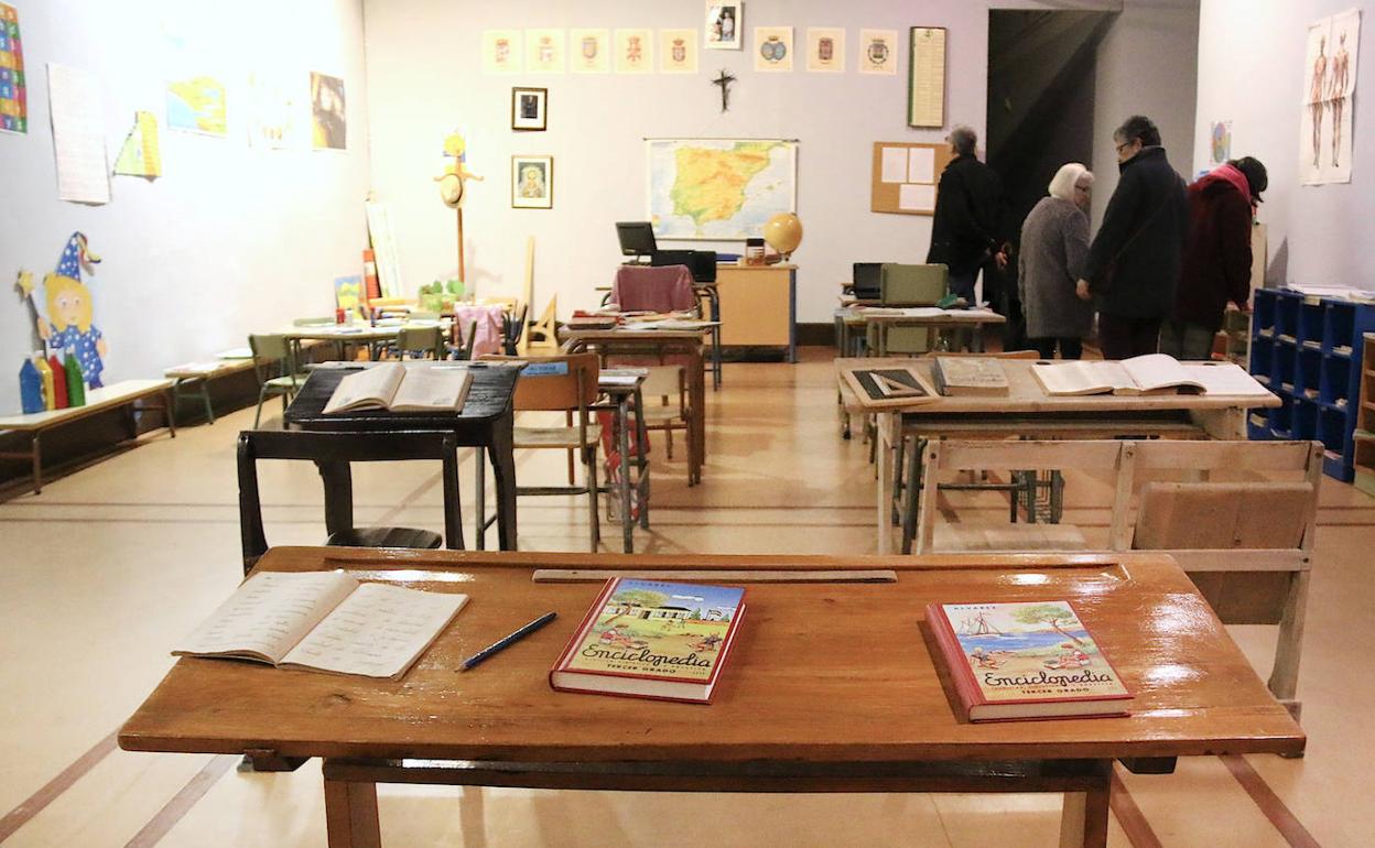 Medio siglo de educación reunido en una sala