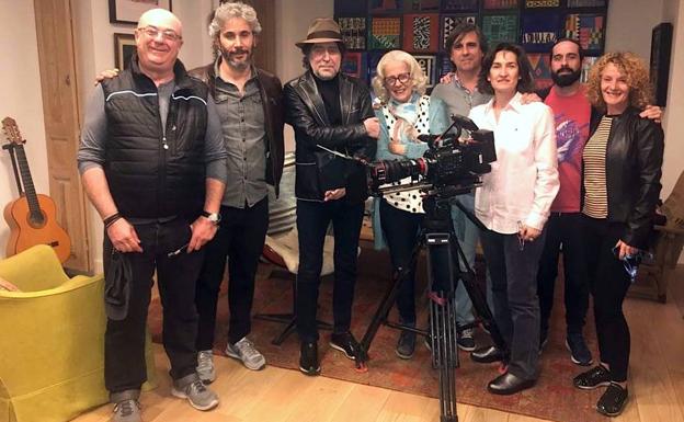 Imagen principal - El equipo con Sabina, grabación en la salida de la Soledad y un helicóptero sobrevolando Úbeda.