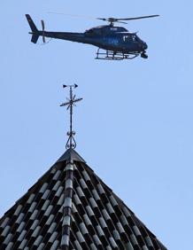 Imagen secundaria 2 - El equipo con Sabina, grabación en la salida de la Soledad y un helicóptero sobrevolando Úbeda.