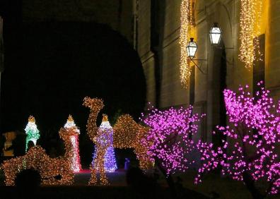 Imagen secundaria 1 - Vista de la calle Obispo Cobos, Reyes Magos luminosos y pascueros en las farolas.
