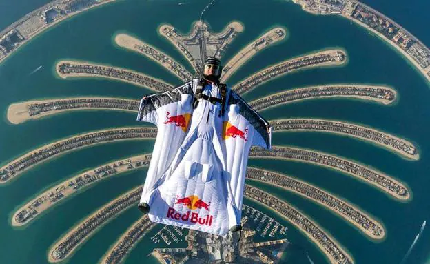 Dani Román surcando el cielo de Dubai.