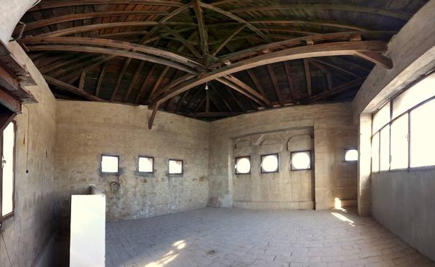 Imagen principal - Interior de la torre, patio y capilla.