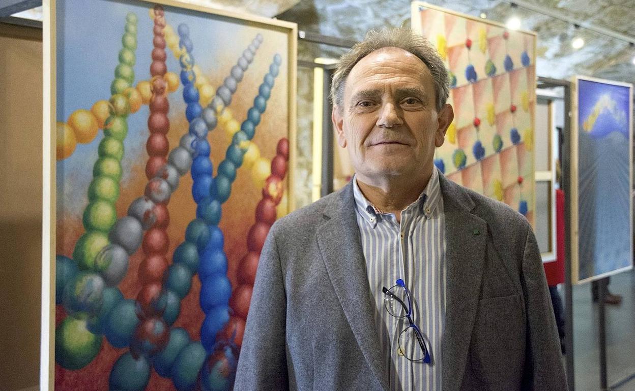 Ramón Galiano ante algunas de sus obras.