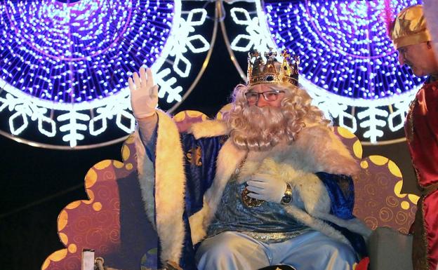 Imagen principal - Melchorr y Gaspar durante el desfile y recepción matinal.