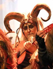 Imagen secundaria 2 - 'Este año lo traemos fresco', 'Manejando los hilos' y 'La tribu'.