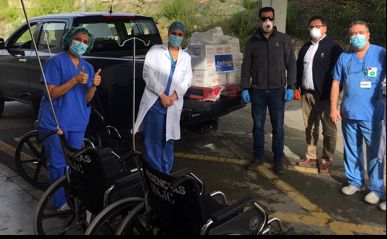 Donación una remesa de gel desinfectante de manos.
