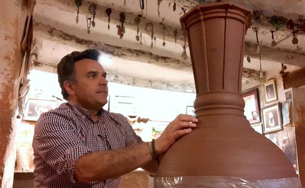 Imagen principal - Pablo Tito en su alfar y Rafael Martínez en clase virtual.