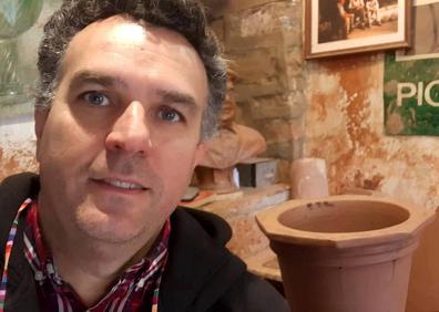 Imagen secundaria 1 - Pablo Tito en su alfar y Rafael Martínez en clase virtual.