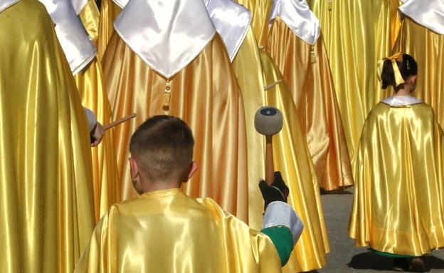 Imagen principal - Distintas perspectivas de la procesión del pasado año.
