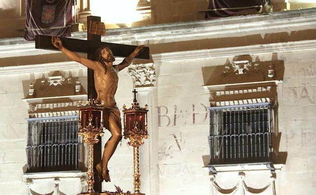 Imagen principal - La Expiración, la Soledad y Jesús Nazareno.