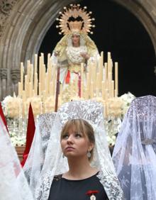 Imagen secundaria 2 - Representantes de todas las hermandades acompañando al Resucitado y dos momentos del año pasado.
