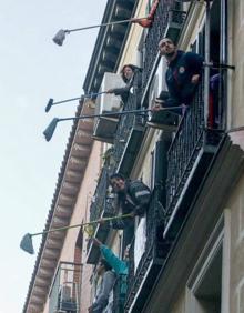 Imagen secundaria 2 - Chema Fuentes y sus vecinos de Lavapiés durante la 'fregonada'.