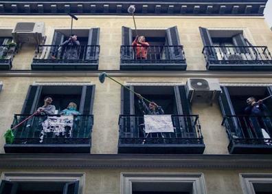 Imagen secundaria 1 - Chema Fuentes y sus vecinos de Lavapiés durante la 'fregonada'.