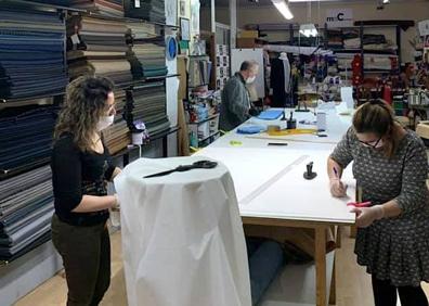 Imagen secundaria 1 - Trabajos en el taller de costura y reparto de mascarillas en bicicleta.