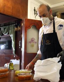 Imagen secundaria 2 - Voluntarios de Cruz Roja realizan el reparto desde un comedor convertido en almacén y sala de intendencia.