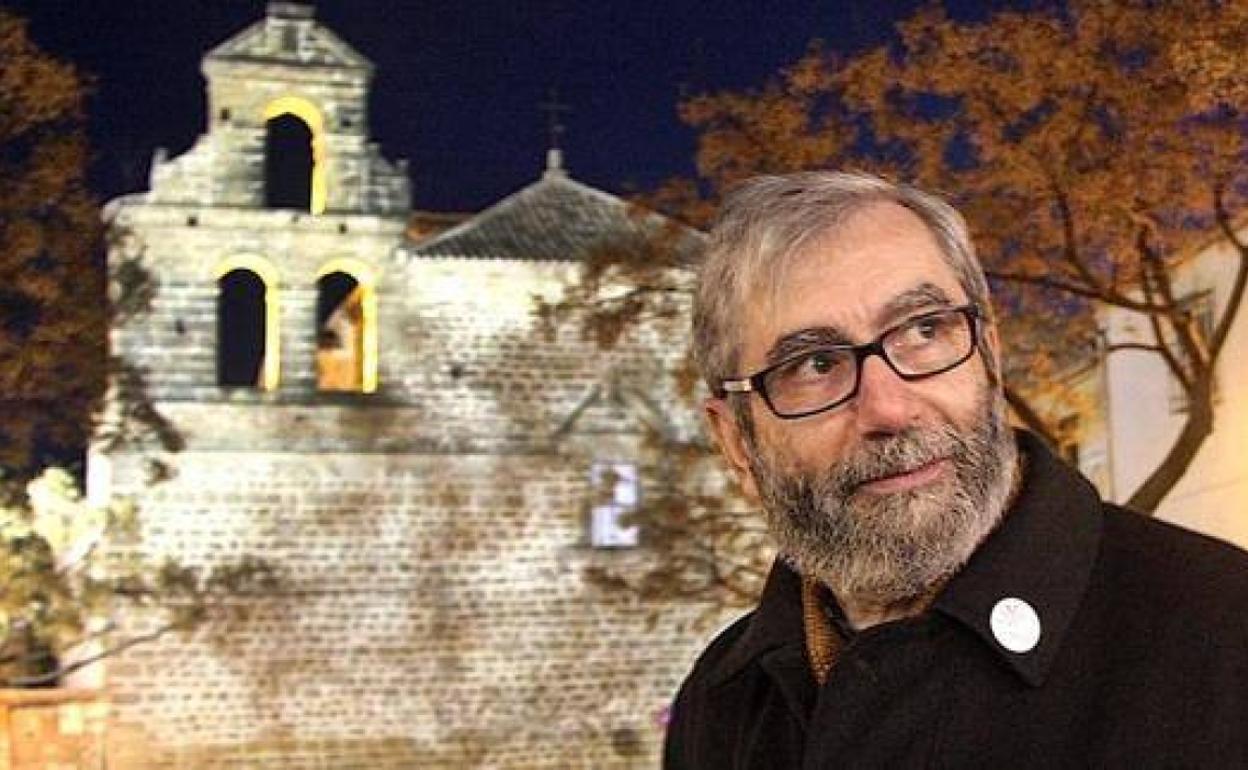 Antonio Muñoz Molina ante la iglesia de San Lorenzo.
