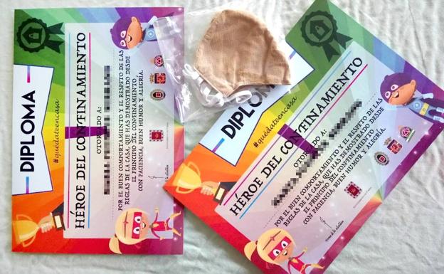 Las mascarillas de los pequeños van acompañadas de diplomas.