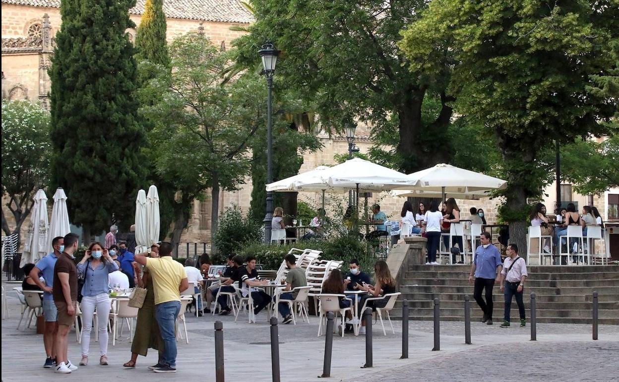 Tramitadas 85 licencias de veladores y terrazas desde mediados de mayo