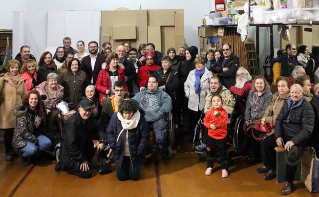Imagen principal - Integrantes de la Escuela de Teatro, su directora y una puesta en escena.
