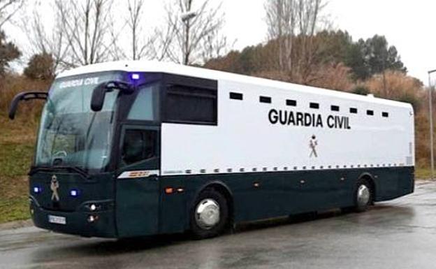 Autobús en el entorno del juzgado para traslado de los detenidos.