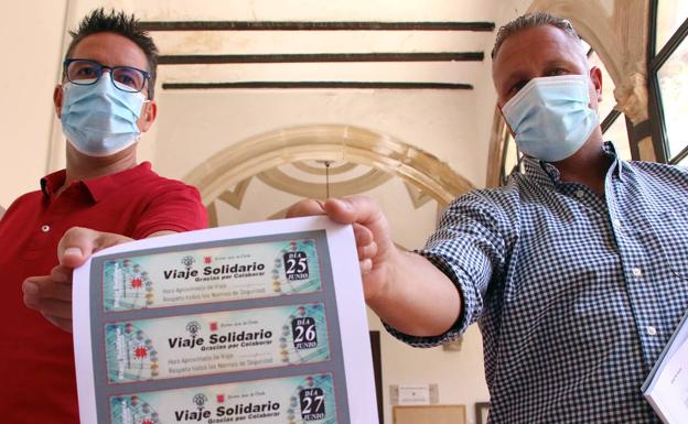 Imagen principal - Jerónimo García y Diego Sánchez junto a dos vistas de la noria.