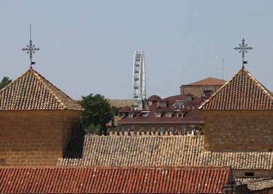 Imagen secundaria 1 - Jerónimo García y Diego Sánchez junto a dos vistas de la noria.