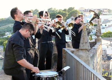 Imagen secundaria 1 - Una de las visitas guiadas ofrecidas, fanfarria sobre Santa María y vista de Úbeda.