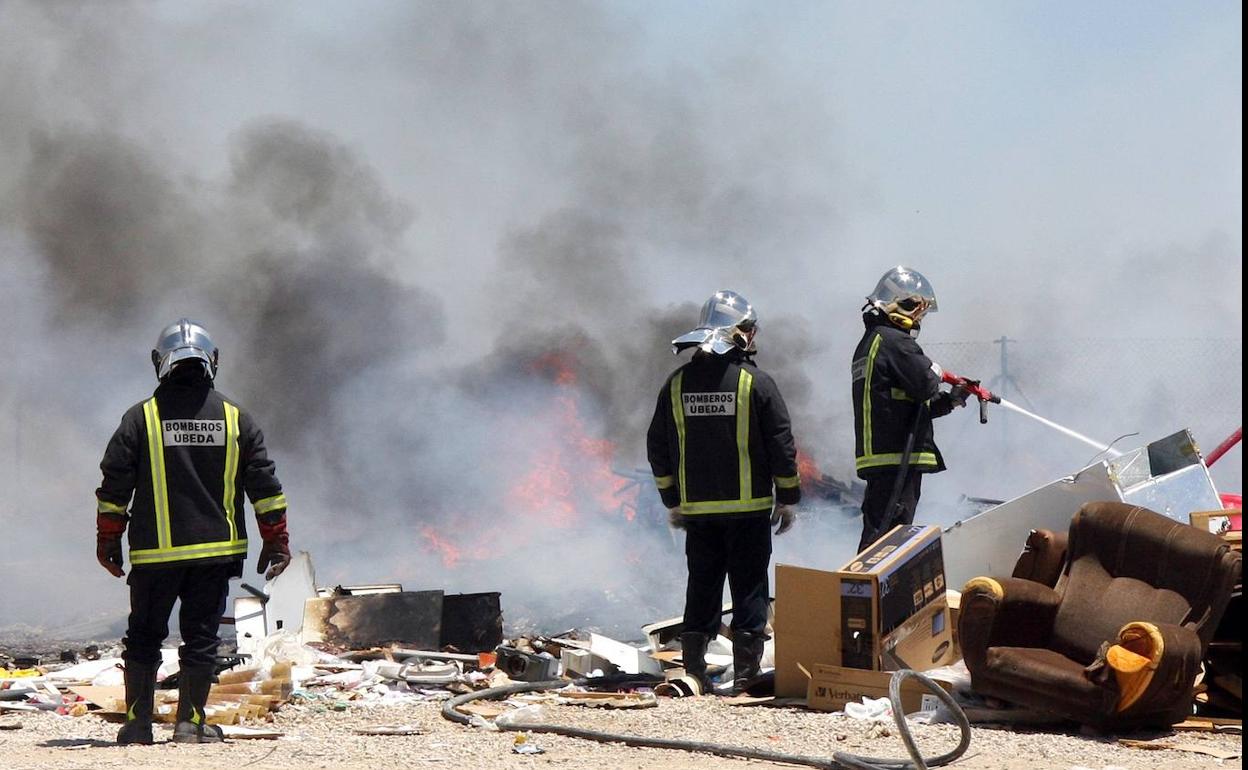Bomberos de Úbeda durante una intervención.