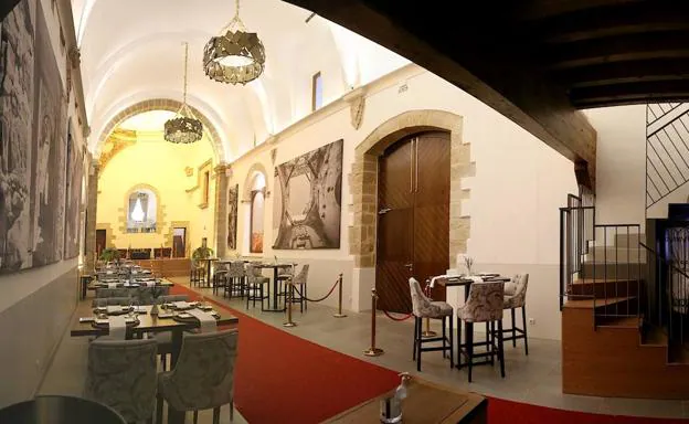 Imagen principal - Interior de la capilla, acto de inauguración y los hermanos Caño, promotores del proyecto.
